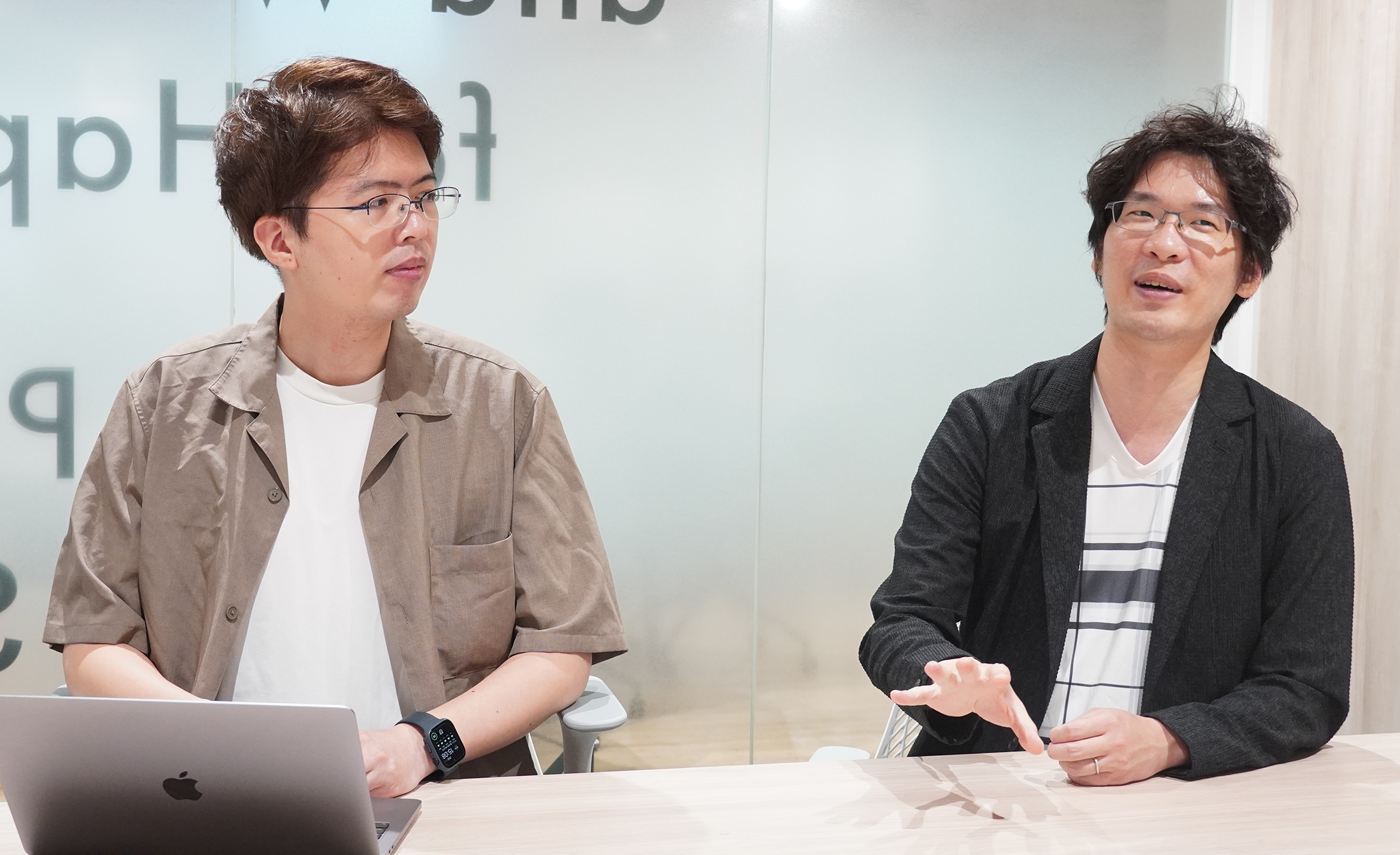 インタビューを受けている小林さまと戴さま