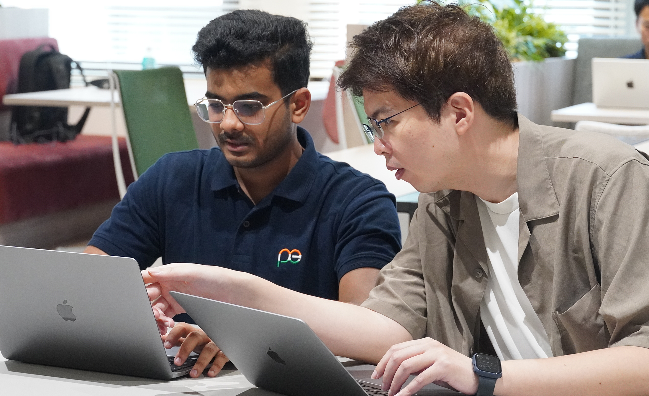 ディスカッションしている戴さまとA. V.さん